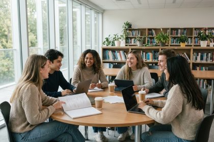 Groupe d'étudiants en discussion dans une salle moderne