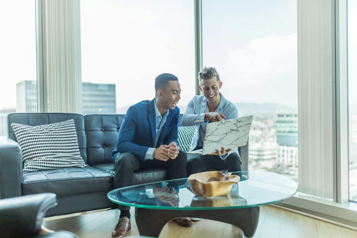 un agent immobilier et son client
