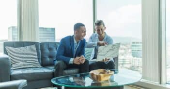 un agent immobilier et son client