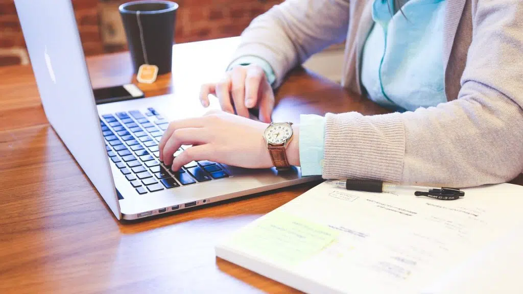 Suivre une formation en droit social : quels avantages pour un employé ?